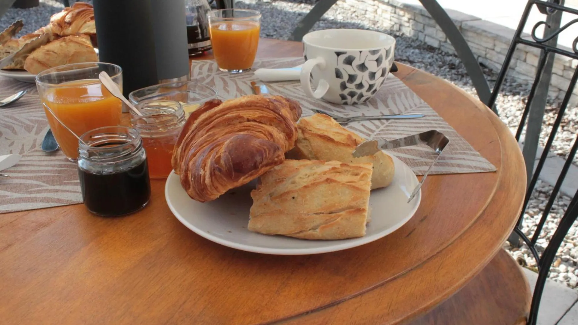 Chambres D'Hotes Des Couleurs Et Des Mots Villeneuve-de-Berg Bed & Breakfast