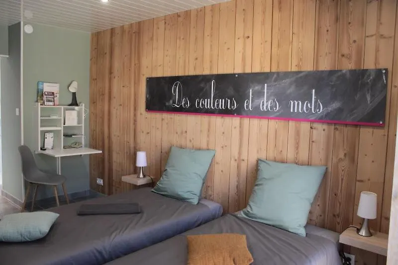 Chambres D'Hotes Des Couleurs Et Des Mots Villeneuve-de-Berg 0*,  Frankrijk