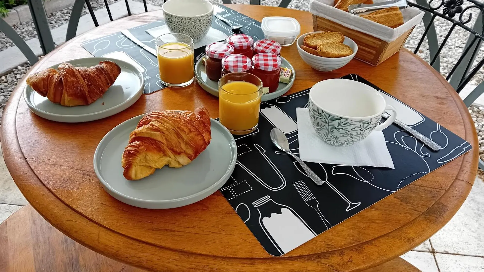 Couette-café Chambres D'Hotes Des Couleurs Et Des Mots Villeneuve-de-Berg